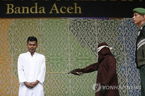 지난 4일(현지시간) 인도네시아 아체주서 태형 받는 남성. [EPA=연합뉴스]